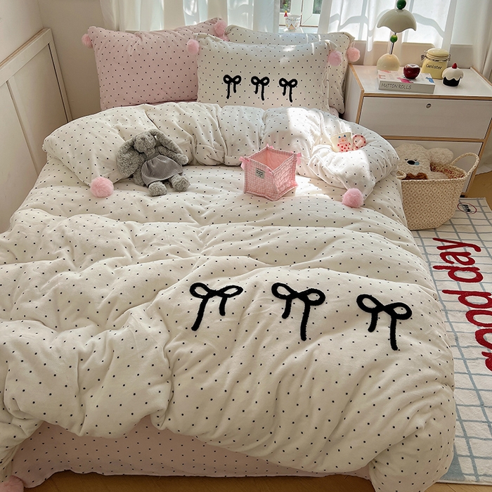 91家纺网 家纺一手货源 找家纺 桃子家居 2025新款insA类少女甜心毛球混搭工艺蝴蝶结刺绣毛巾绣印花加厚牛奶绒四件套 绒毛球-蝴蝶结珍珠粉点