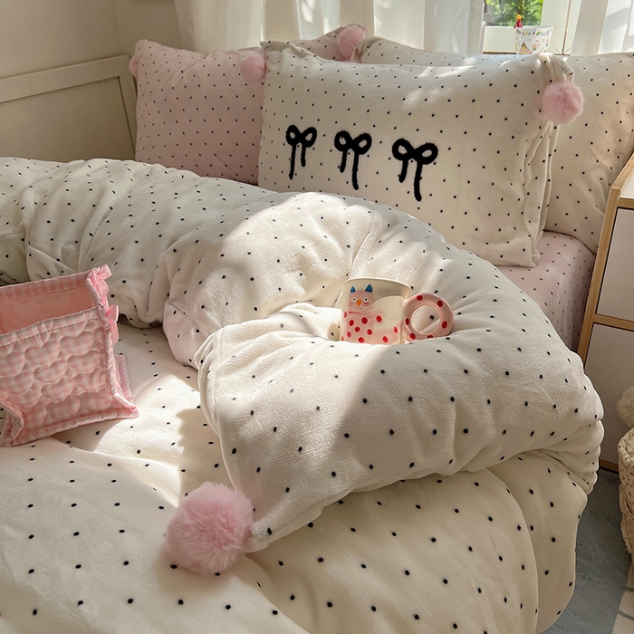 91家纺网 家纺一手货源 找家纺 桃子家居 2025新款insA类少女甜心毛球混搭工艺蝴蝶结刺绣毛巾绣印花加厚牛奶绒四件套 绒毛球-蝴蝶结珍珠粉点