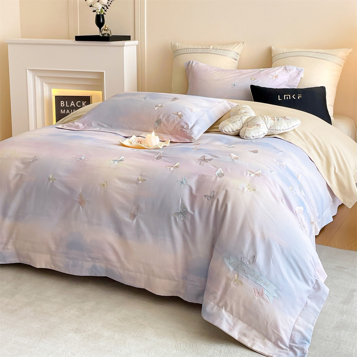 91家纺网 家纺一手货源 找家纺 蓝米卡夫 2025秋冬-A类全棉50S*50S双股磨毛印+绣-云光蝶梦系列（礼盒包装）-拍摄风格2 提供买家秀 云光蝶梦-蓝