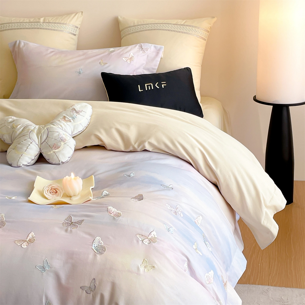 91家纺网 家纺一手货源 找家纺 蓝米卡夫 2025秋冬-A类全棉50S*50S双股磨毛印+绣-云光蝶梦系列（礼盒包装）-拍摄风格2 提供买家秀 云光蝶梦-蓝