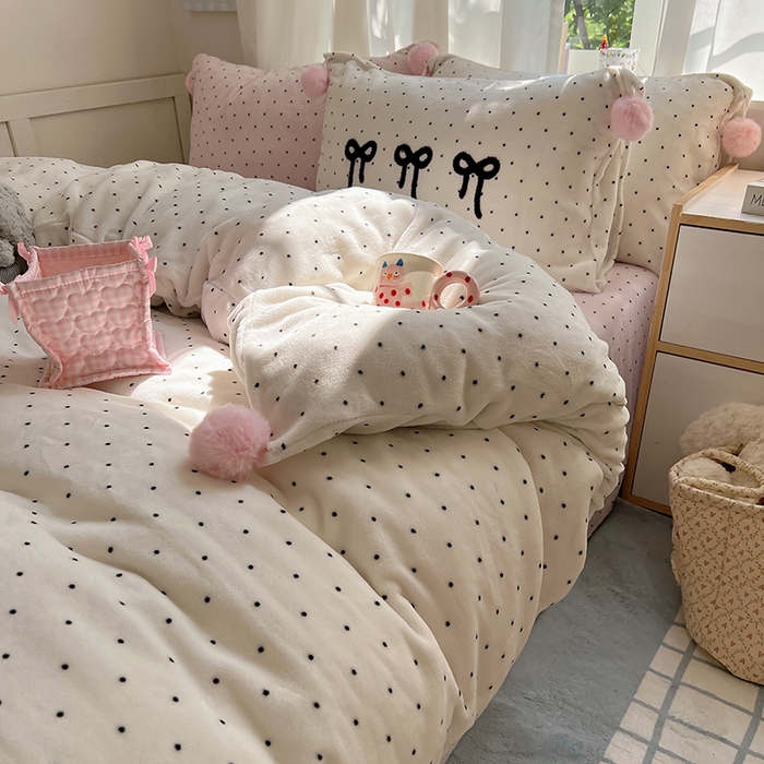 91家纺网 家纺一手货源 找家纺 桃子家居 2025新款insA类少女甜心毛球混搭工艺蝴蝶结刺绣毛巾绣印花加厚牛奶绒四件套 绒毛球-蝴蝶结珍珠粉点