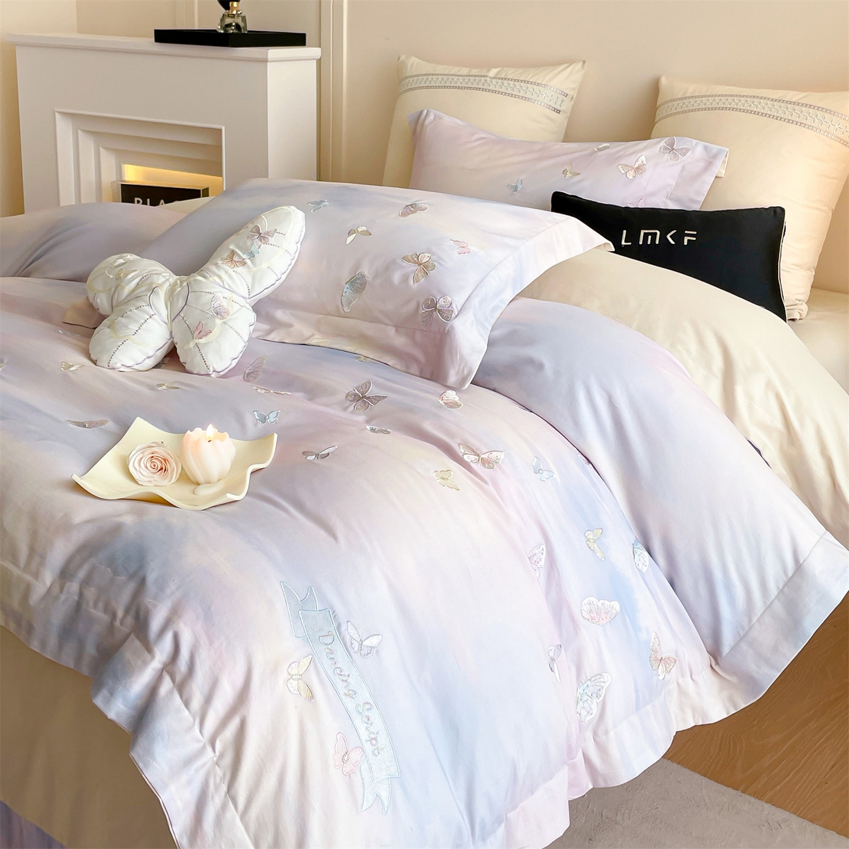 91家纺网 家纺一手货源 找家纺 蓝米卡夫 2025秋冬-A类全棉50S*50S双股磨毛印+绣-云光蝶梦系列（礼盒包装）-拍摄风格2 提供买家秀 云光蝶梦-蓝