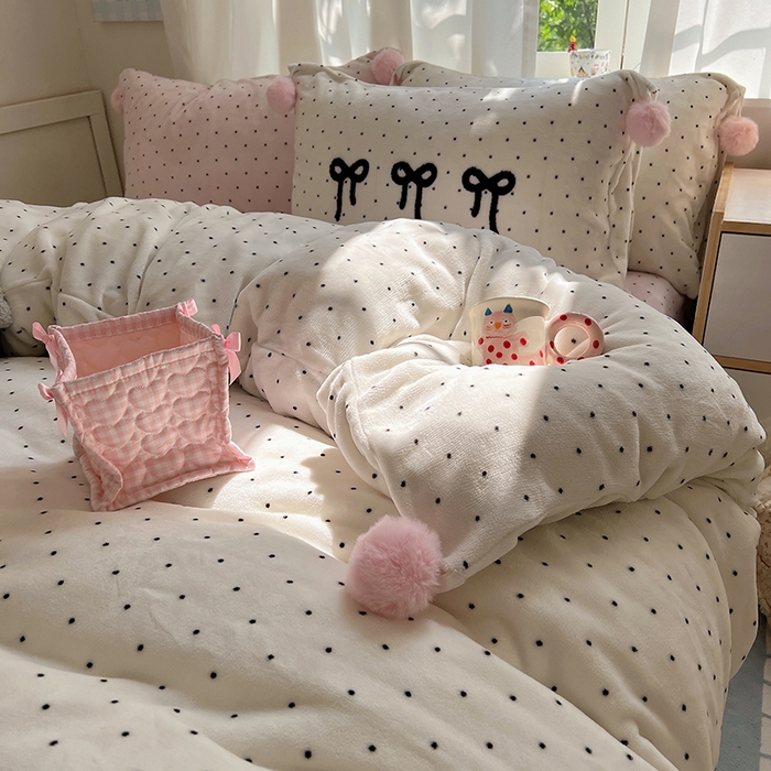 91家纺网 家纺一手货源 找家纺 桃子家居 2025新款insA类少女甜心毛球混搭工艺蝴蝶结刺绣毛巾绣印花加厚牛奶绒四件套 绒毛球-蝴蝶结珍珠粉点
