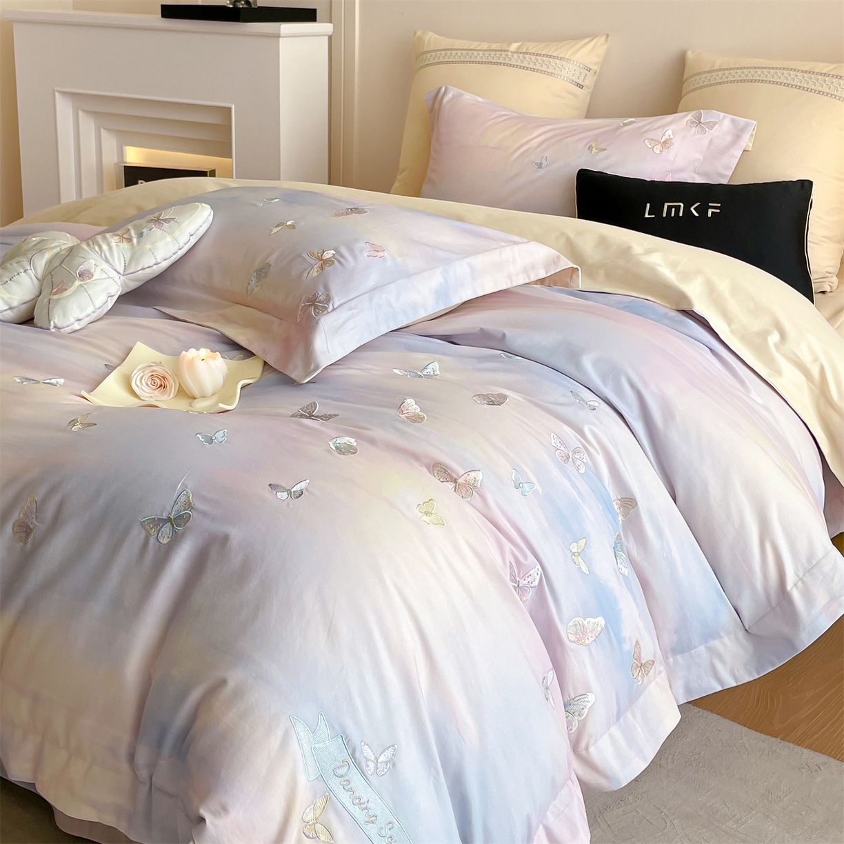 91家纺网 家纺一手货源 找家纺 蓝米卡夫 2025秋冬-A类全棉50S*50S双股磨毛印+绣-云光蝶梦系列（礼盒包装）-拍摄风格2 提供买家秀 云光蝶梦-蓝