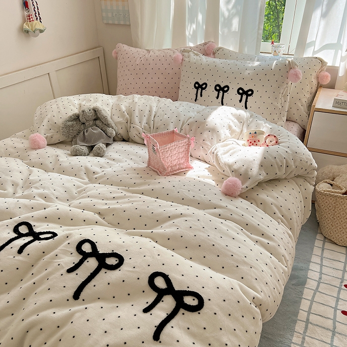 91家纺网 家纺一手货源 找家纺 桃子家居 2025新款insA类少女甜心毛球混搭工艺蝴蝶结刺绣毛巾绣印花加厚牛奶绒四件套 绒毛球-蝴蝶结珍珠粉点
