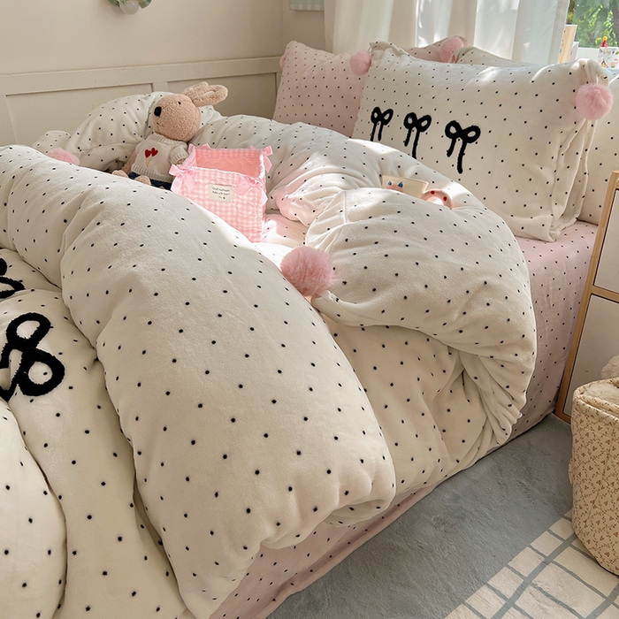 91家纺网 家纺一手货源 找家纺 桃子家居 2025新款insA类少女甜心毛球混搭工艺蝴蝶结刺绣毛巾绣印花加厚牛奶绒四件套 绒毛球-蝴蝶结珍珠粉点