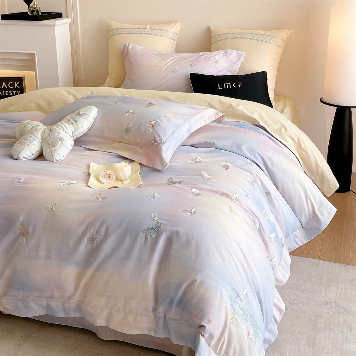 91家纺网 家纺一手货源 找家纺 蓝米卡夫 2025秋冬-A类全棉50S*50S双股磨毛印+绣-云光蝶梦系列（礼盒包装）-拍摄风格2 提供买家秀 云光蝶梦-蓝