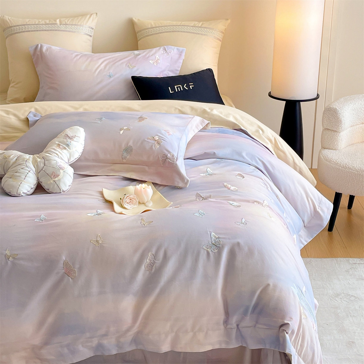 91家纺网 家纺一手货源 找家纺 蓝米卡夫 2025秋冬-A类全棉50S*50S双股磨毛印+绣-云光蝶梦系列（礼盒包装）-拍摄风格2 提供买家秀 云光蝶梦-蓝