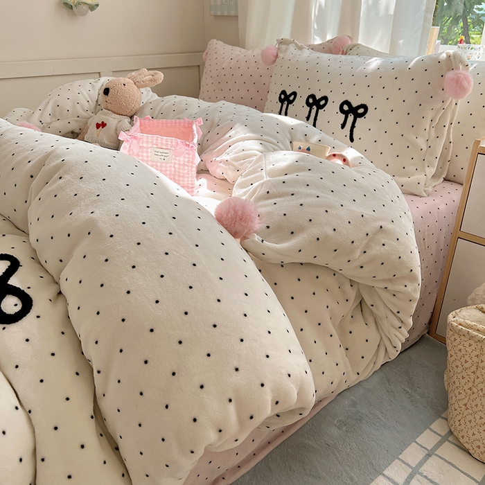 91家纺网 家纺一手货源 找家纺 桃子家居 2025新款insA类少女甜心毛球混搭工艺蝴蝶结刺绣毛巾绣印花加厚牛奶绒四件套 绒毛球-蝴蝶结珍珠粉点