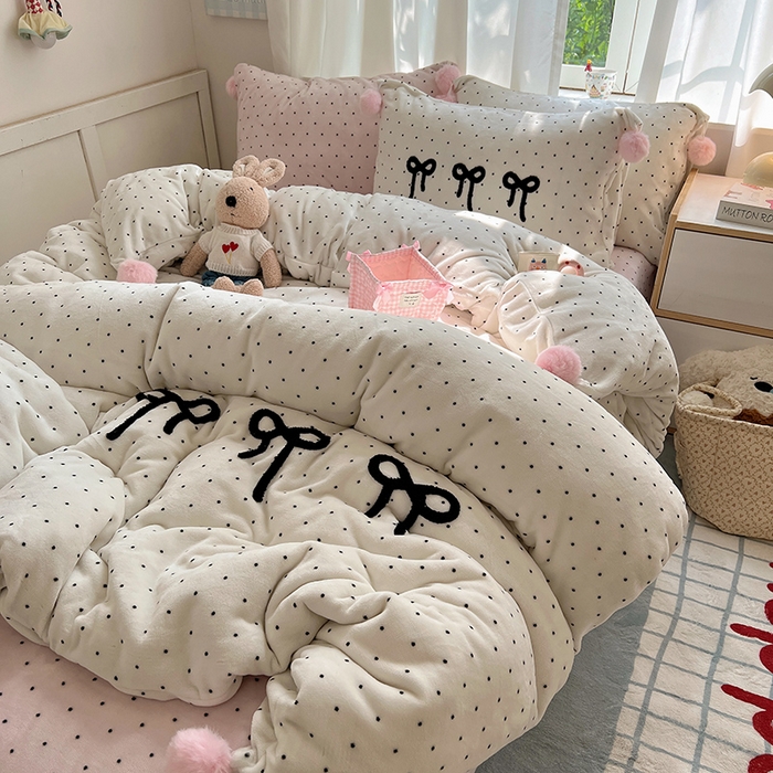 91家纺网 家纺一手货源 找家纺 桃子家居 2025新款insA类少女甜心毛球混搭工艺蝴蝶结刺绣毛巾绣印花加厚牛奶绒四件套 绒毛球-蝴蝶结珍珠粉点