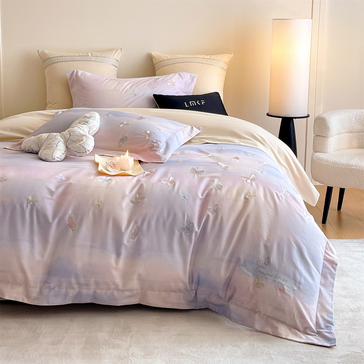 91家纺网 家纺一手货源 找家纺 蓝米卡夫 2025秋冬-A类全棉50S*50S双股磨毛印+绣-云光蝶梦系列（礼盒包装）-拍摄风格2 提供买家秀 云光蝶梦-蓝