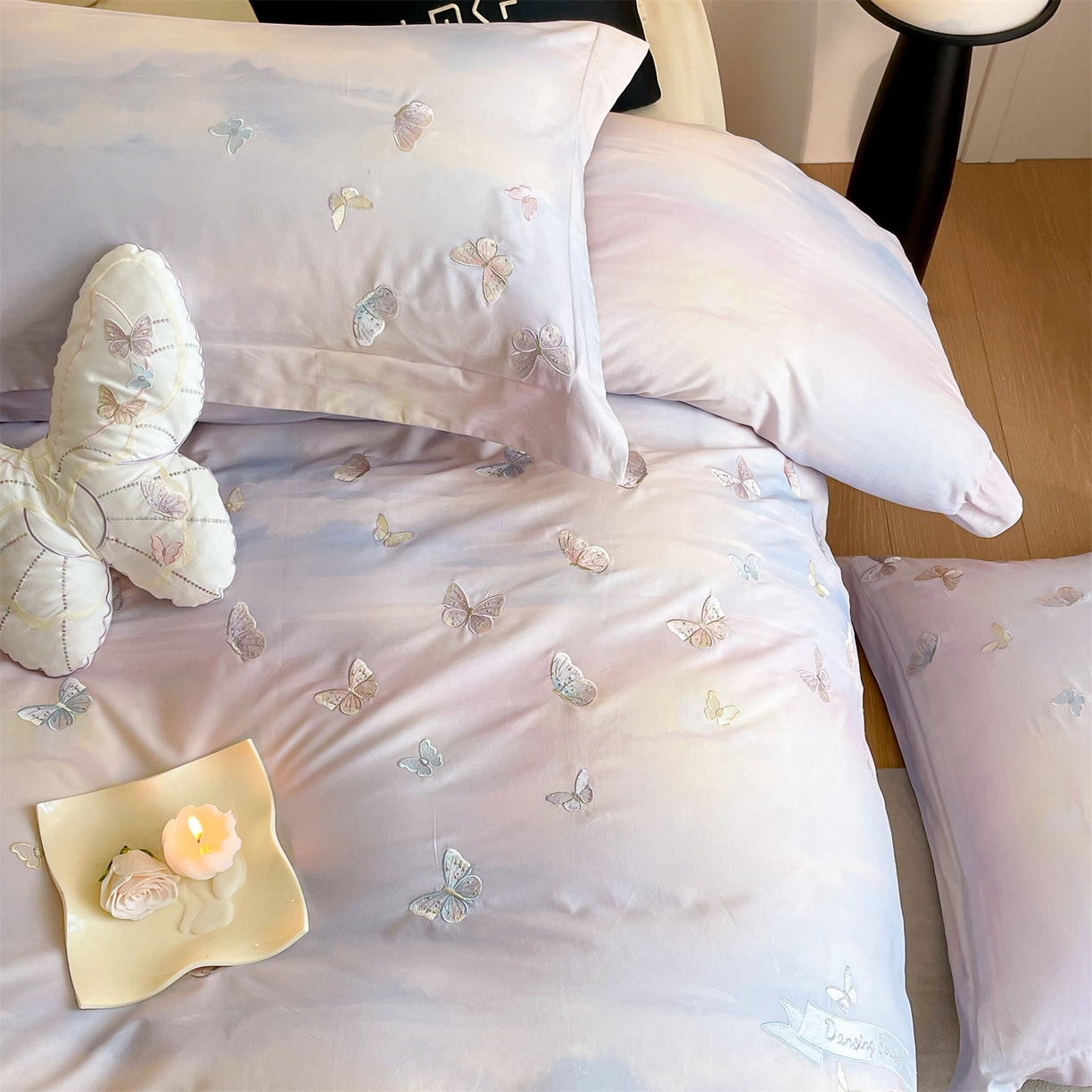 91家纺网 家纺一手货源 找家纺 蓝米卡夫 2025秋冬-A类全棉50S*50S双股磨毛印+绣-云光蝶梦系列（礼盒包装）-拍摄风格2 提供买家秀 云光蝶梦-蓝