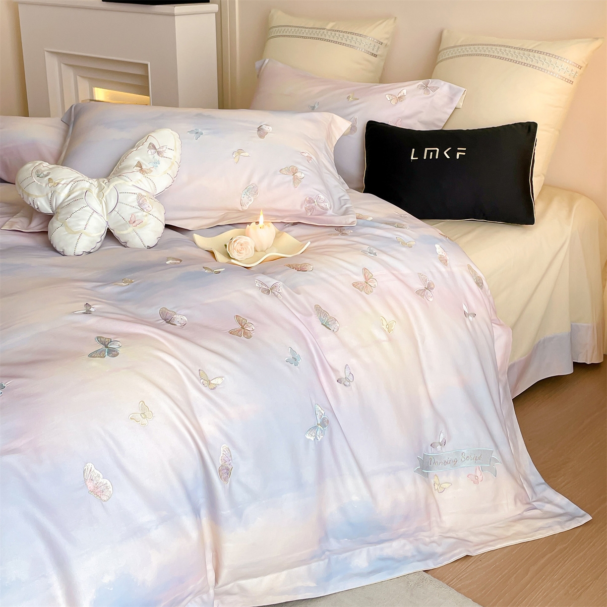 91家纺网 家纺一手货源 找家纺 蓝米卡夫 2025秋冬-A类全棉50S*50S双股磨毛印+绣-云光蝶梦系列（礼盒包装）-拍摄风格2 提供买家秀 云光蝶梦-蓝