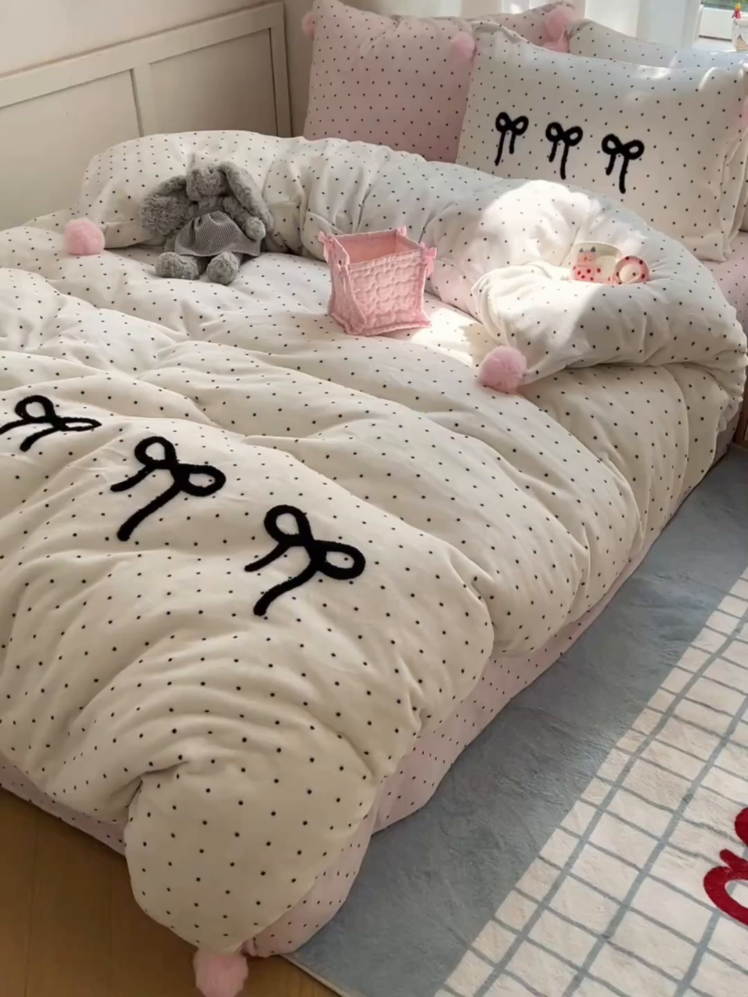 91家纺网 家纺一手货源 找家纺 桃子家居 2025新款insA类少女甜心毛球混搭工艺蝴蝶结刺绣毛巾绣印花加厚牛奶绒四件套 绒毛球-蝴蝶结珍珠粉点