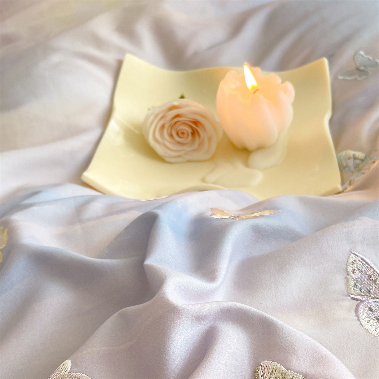 91家纺网 家纺一手货源 找家纺 蓝米卡夫 2025秋冬-A类全棉50S*50S双股磨毛印+绣-云光蝶梦系列（礼盒包装）-拍摄风格2 提供买家秀 云光蝶梦-蓝