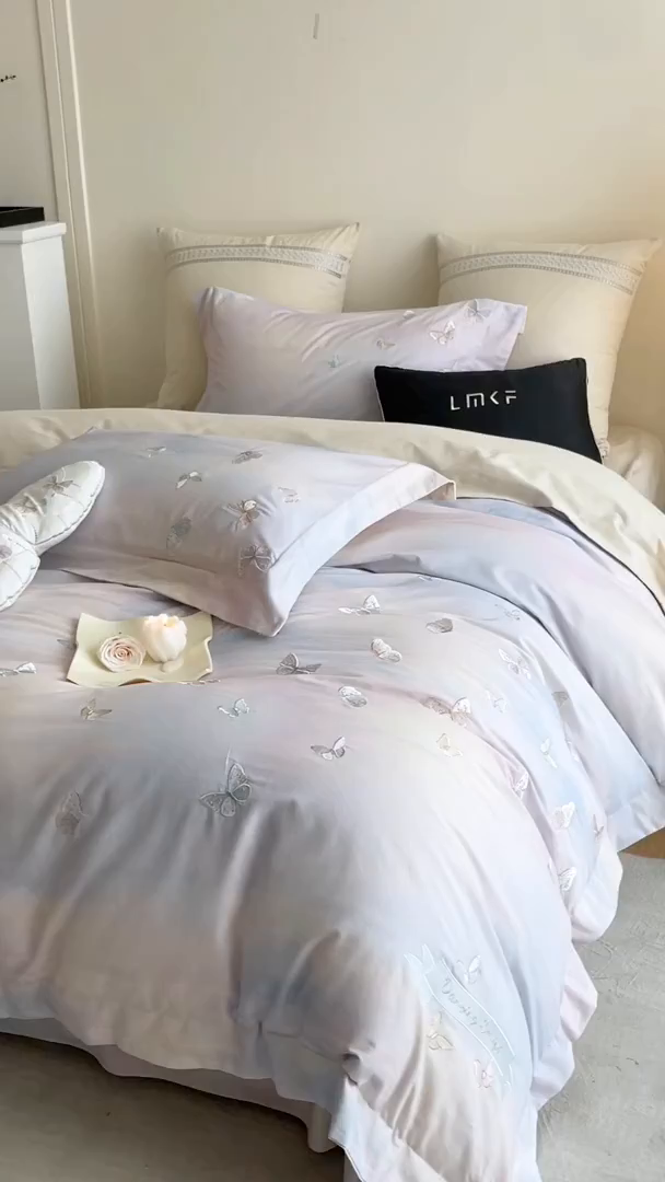 91家纺网 家纺一手货源 找家纺 蓝米卡夫 2025秋冬-A类全棉50S*50S双股磨毛印+绣-云光蝶梦系列（礼盒包装）-拍摄风格2 提供买家秀 云光蝶梦-蓝