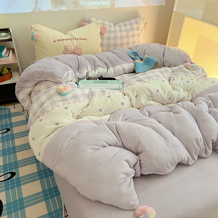 91家纺网 家纺一手货源 找家纺 桃子家居 2025新款insA类少女甜心毛球混搭工艺蝴蝶结刺绣毛巾绣印花加厚牛奶绒四件套 绒毛球-蝴蝶结紫少女爱心