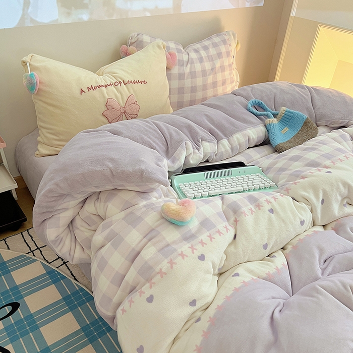 91家纺网 家纺一手货源 找家纺 桃子家居 2025新款insA类少女甜心毛球混搭工艺蝴蝶结刺绣毛巾绣印花加厚牛奶绒四件套 绒毛球-蝴蝶结紫少女爱心