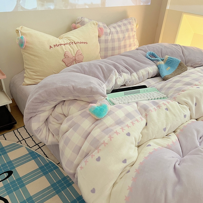 91家纺网 家纺一手货源 找家纺 桃子家居 2025新款insA类少女甜心毛球混搭工艺蝴蝶结刺绣毛巾绣印花加厚牛奶绒四件套 绒毛球-蝴蝶结紫少女爱心