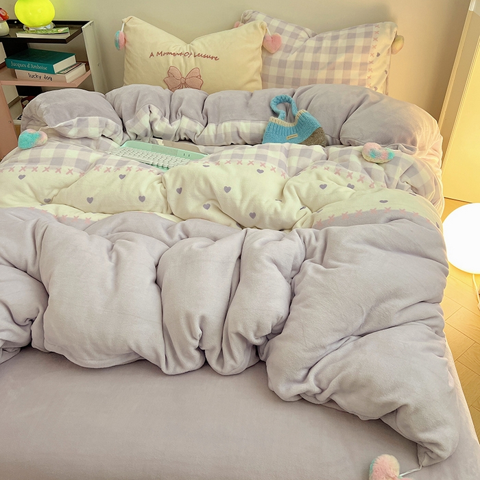 91家纺网 家纺一手货源 找家纺 桃子家居 2025新款insA类少女甜心毛球混搭工艺蝴蝶结刺绣毛巾绣印花加厚牛奶绒四件套 绒毛球-蝴蝶结紫少女爱心