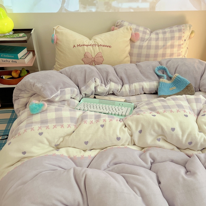 91家纺网 家纺一手货源 找家纺 桃子家居 2025新款insA类少女甜心毛球混搭工艺蝴蝶结刺绣毛巾绣印花加厚牛奶绒四件套 绒毛球-蝴蝶结紫少女爱心