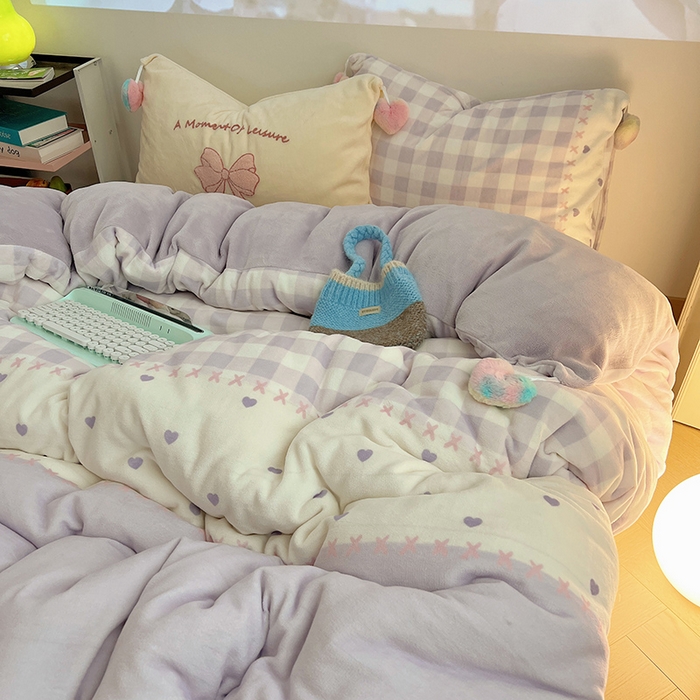 91家纺网 家纺一手货源 找家纺 桃子家居 2025新款insA类少女甜心毛球混搭工艺蝴蝶结刺绣毛巾绣印花加厚牛奶绒四件套 绒毛球-蝴蝶结紫少女爱心