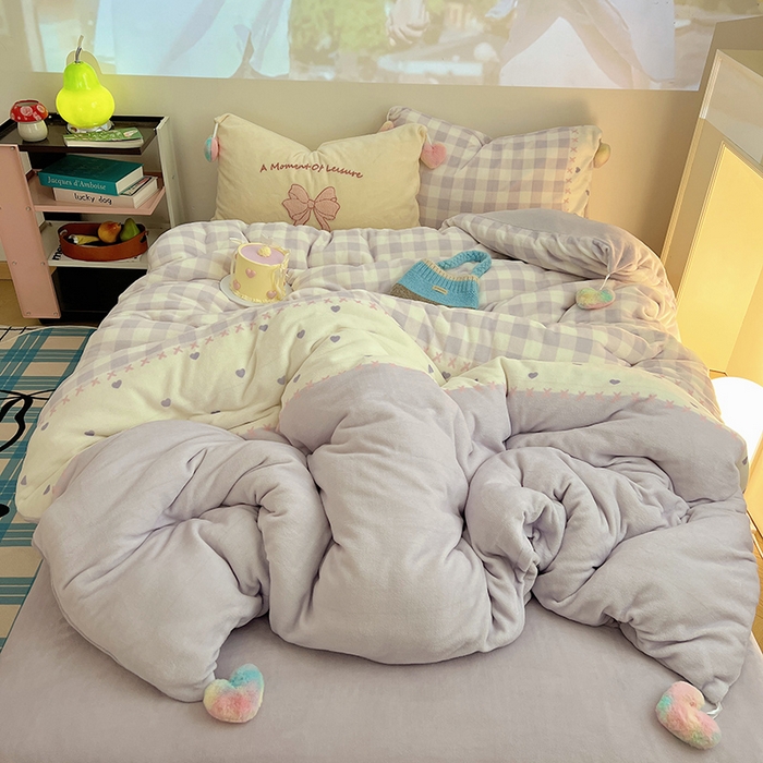 91家纺网 家纺一手货源 找家纺 桃子家居 2025新款insA类少女甜心毛球混搭工艺蝴蝶结刺绣毛巾绣印花加厚牛奶绒四件套 绒毛球-蝴蝶结紫少女爱心