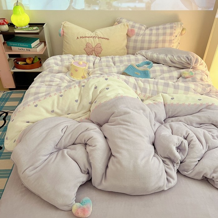 91家纺网 家纺一手货源 找家纺 桃子家居 2025新款insA类少女甜心毛球混搭工艺蝴蝶结刺绣毛巾绣印花加厚牛奶绒四件套 绒毛球-蝴蝶结紫少女爱心