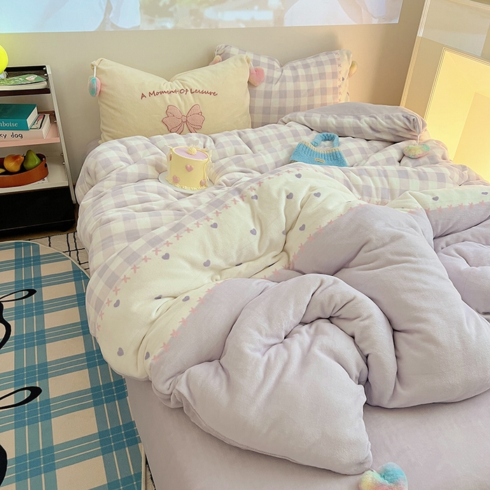 91家纺网 家纺一手货源 找家纺 桃子家居 2025新款insA类少女甜心毛球混搭工艺蝴蝶结刺绣毛巾绣印花加厚牛奶绒四件套 绒毛球-蝴蝶结紫少女爱心