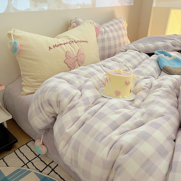 91家纺网 家纺一手货源 找家纺 桃子家居 2025新款insA类少女甜心毛球混搭工艺蝴蝶结刺绣毛巾绣印花加厚牛奶绒四件套 绒毛球-蝴蝶结紫少女爱心