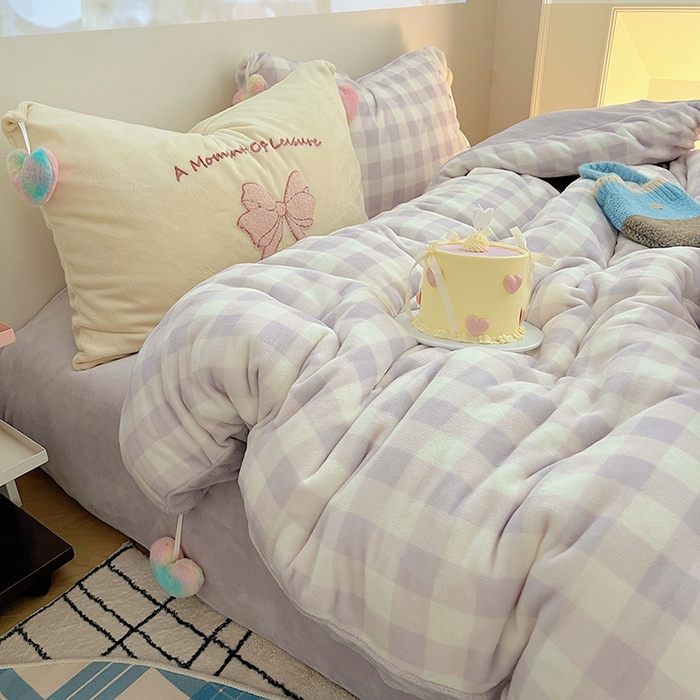 91家纺网 家纺一手货源 找家纺 桃子家居 2025新款insA类少女甜心毛球混搭工艺蝴蝶结刺绣毛巾绣印花加厚牛奶绒四件套 绒毛球-蝴蝶结紫少女爱心