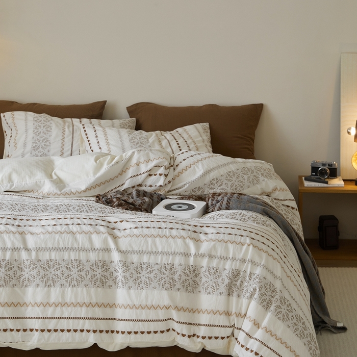 91家纺网 家纺一手货源 找家纺 山舍家居 2025新款全棉纯棉色织提花四件套-遇见费尔岛 遇见费尔岛-太妃糖