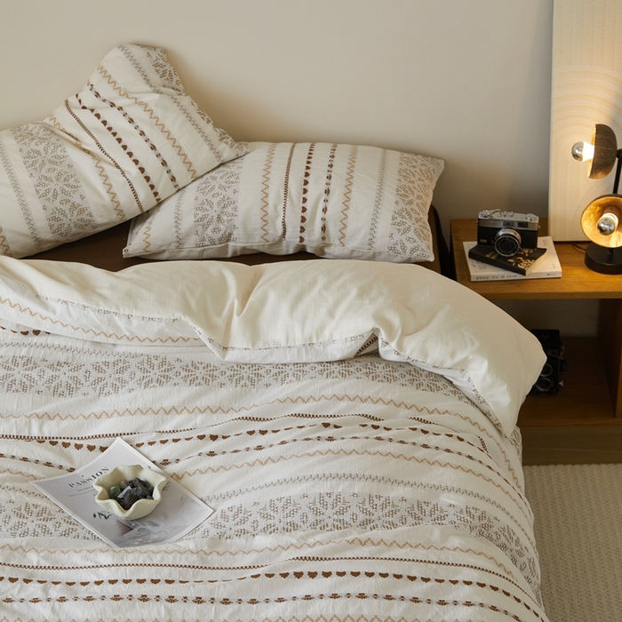 91家纺网 家纺一手货源 找家纺 山舍家居 2025新款全棉纯棉色织提花四件套-遇见费尔岛 遇见费尔岛-太妃糖