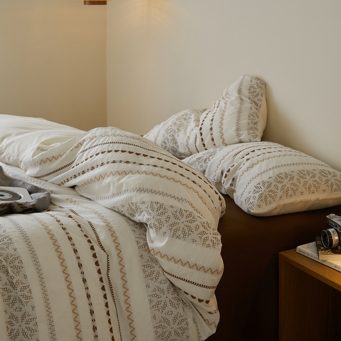 91家纺网 家纺一手货源 找家纺 山舍家居 2025新款全棉纯棉色织提花四件套-遇见费尔岛 遇见费尔岛-太妃糖