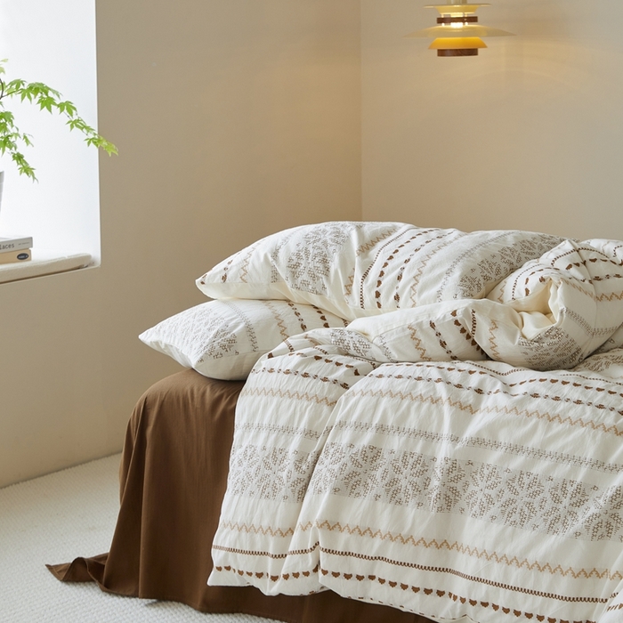 91家纺网 家纺一手货源 找家纺 山舍家居 2025新款全棉纯棉色织提花四件套-遇见费尔岛 遇见费尔岛-太妃糖