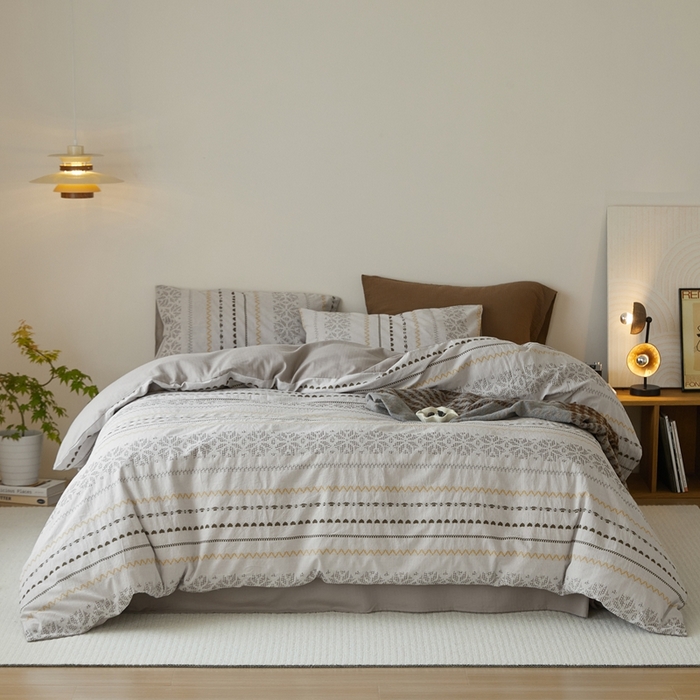 91家纺网 家纺一手货源 找家纺 山舍家居 2025新款全棉纯棉色织提花四件套-遇见费尔岛 遇见费尔岛-浅灰色