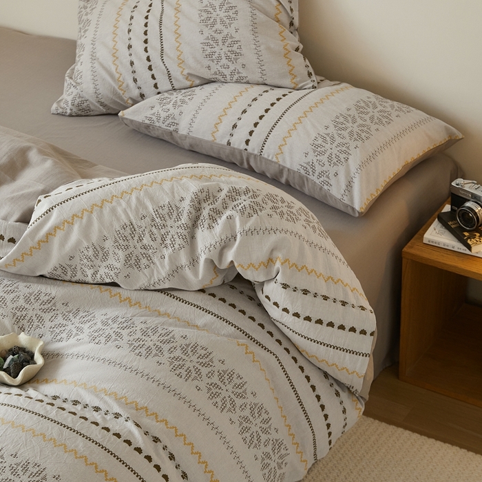 91家纺网 家纺一手货源 找家纺 山舍家居 2025新款全棉纯棉色织提花四件套-遇见费尔岛 遇见费尔岛-浅灰色