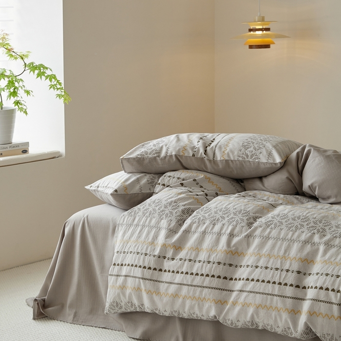 91家纺网 家纺一手货源 找家纺 山舍家居 2025新款全棉纯棉色织提花四件套-遇见费尔岛 遇见费尔岛-浅灰色