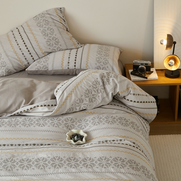 91家纺网 家纺一手货源 找家纺 山舍家居 2025新款全棉纯棉色织提花四件套-遇见费尔岛 遇见费尔岛-浅灰色