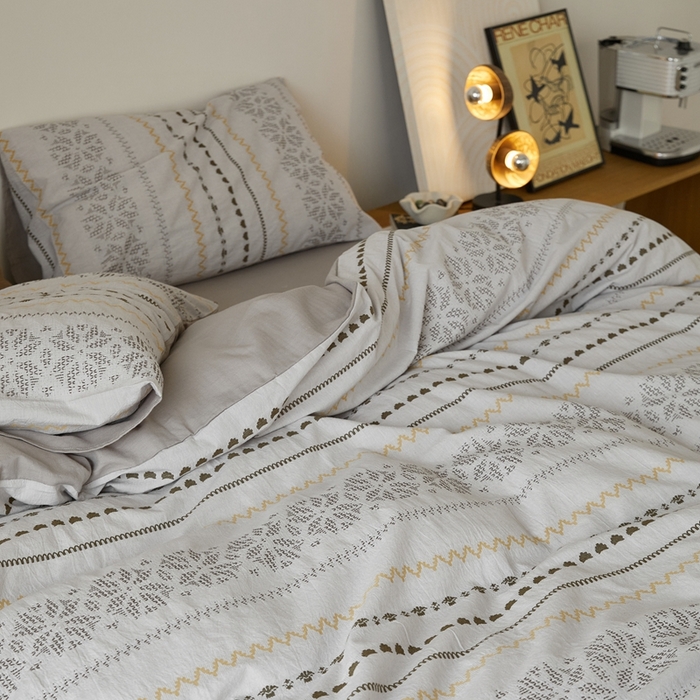 91家纺网 家纺一手货源 找家纺 山舍家居 2025新款全棉纯棉色织提花四件套-遇见费尔岛 遇见费尔岛-浅灰色