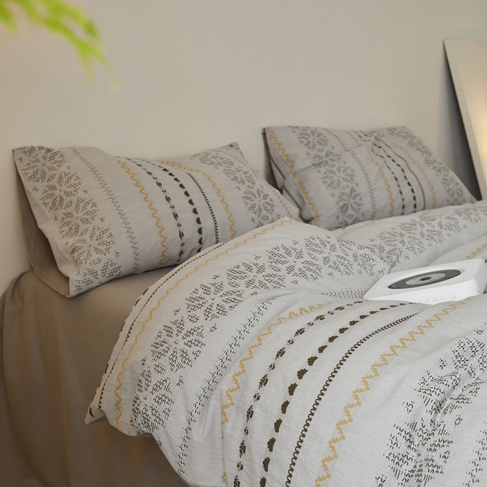 91家纺网 家纺一手货源 找家纺 山舍家居 2025新款全棉纯棉色织提花四件套-遇见费尔岛 遇见费尔岛-浅灰色