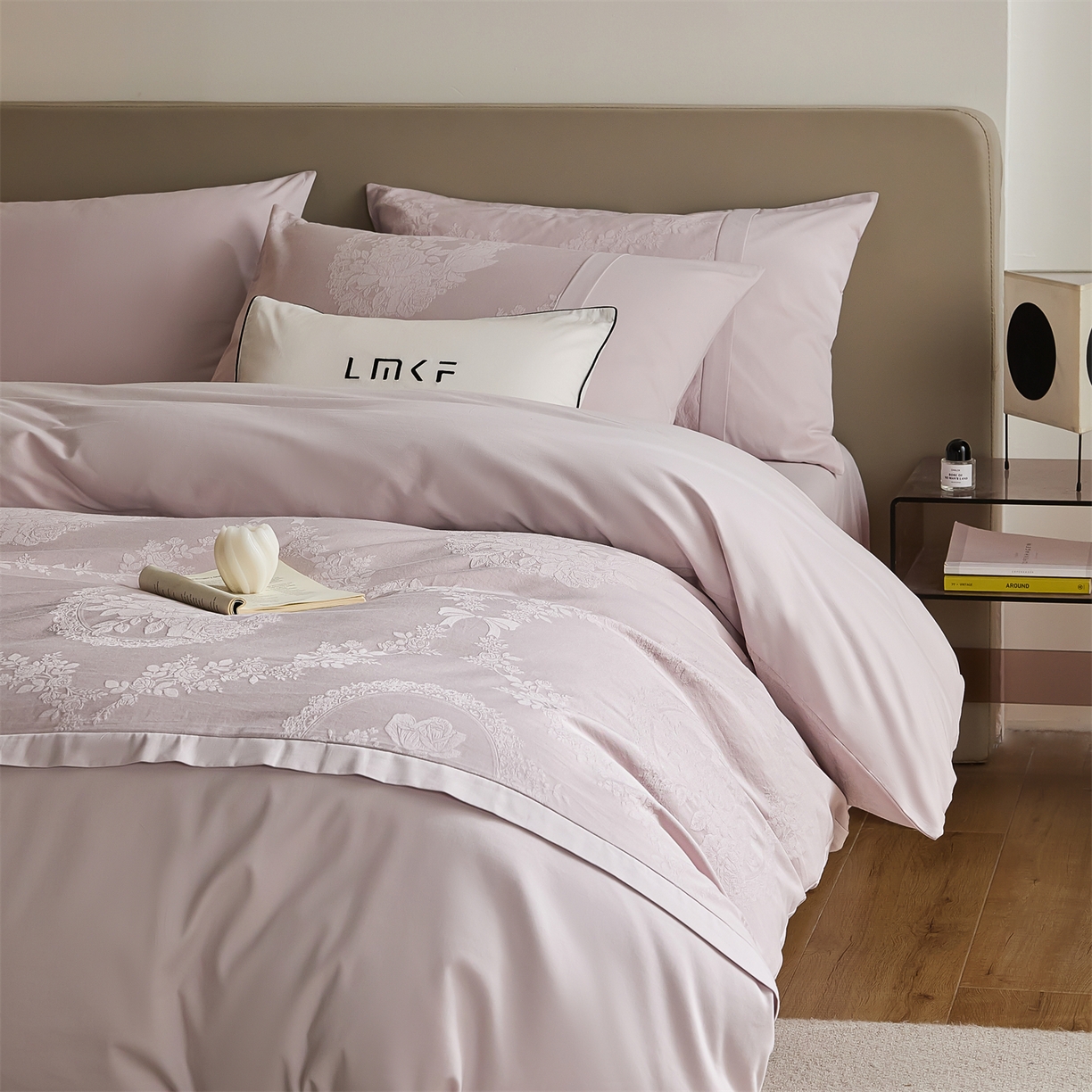 91家纺网 家纺一手货源 找家纺 蓝米卡夫 2025秋冬-A类全棉亮面提花50S*50S双股磨毛拼接款（礼盒包装）提供买家秀 法式浪漫-幻影紫