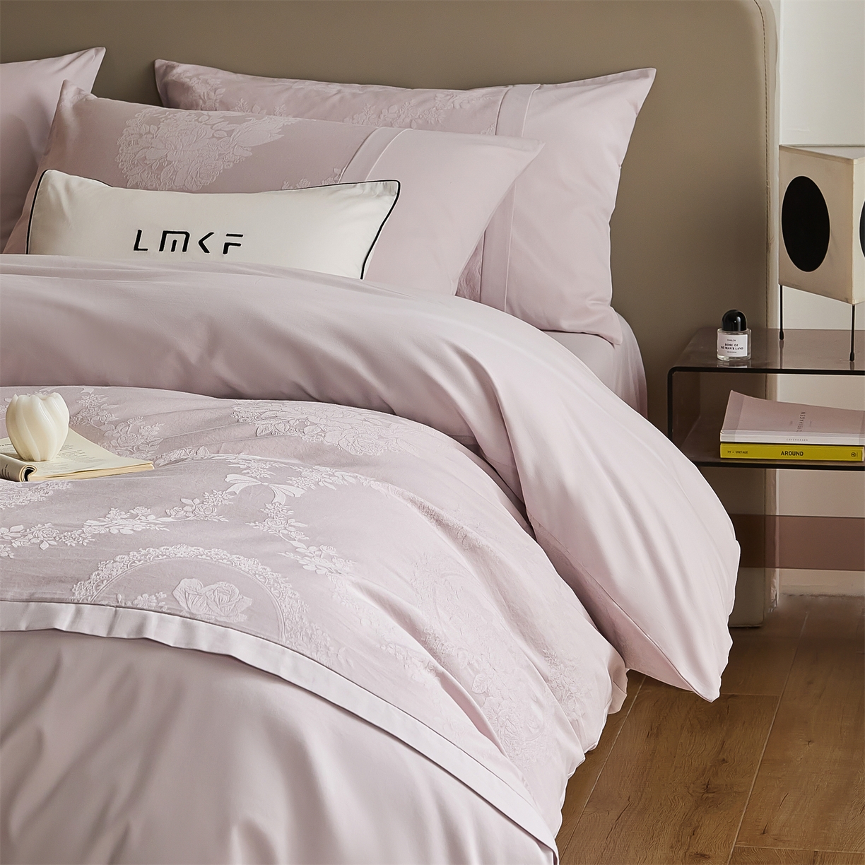 91家纺网 家纺一手货源 找家纺 蓝米卡夫 2025秋冬-A类全棉亮面提花50S*50S双股磨毛拼接款（礼盒包装）提供买家秀 法式浪漫-幻影紫