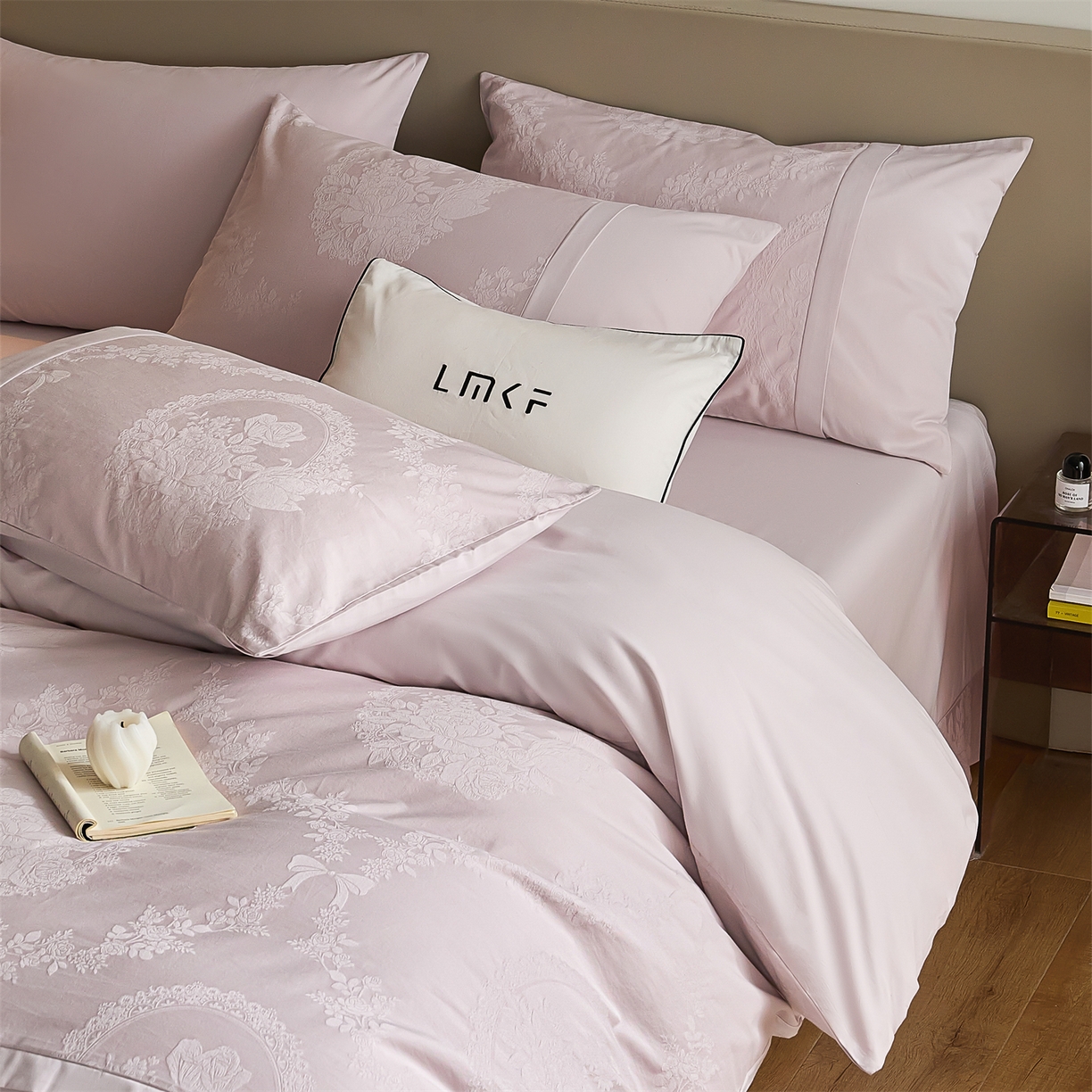 91家纺网 家纺一手货源 找家纺 蓝米卡夫 2025秋冬-A类全棉亮面提花50S*50S双股磨毛拼接款（礼盒包装）提供买家秀 法式浪漫-幻影紫