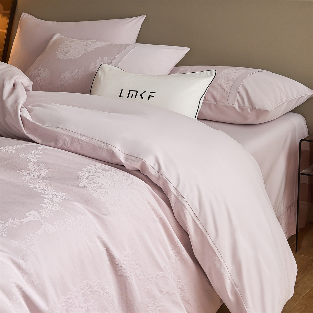 91家纺网 家纺一手货源 找家纺 蓝米卡夫 2025秋冬-A类全棉亮面提花50S*50S双股磨毛拼接款（礼盒包装）提供买家秀 法式浪漫-幻影紫