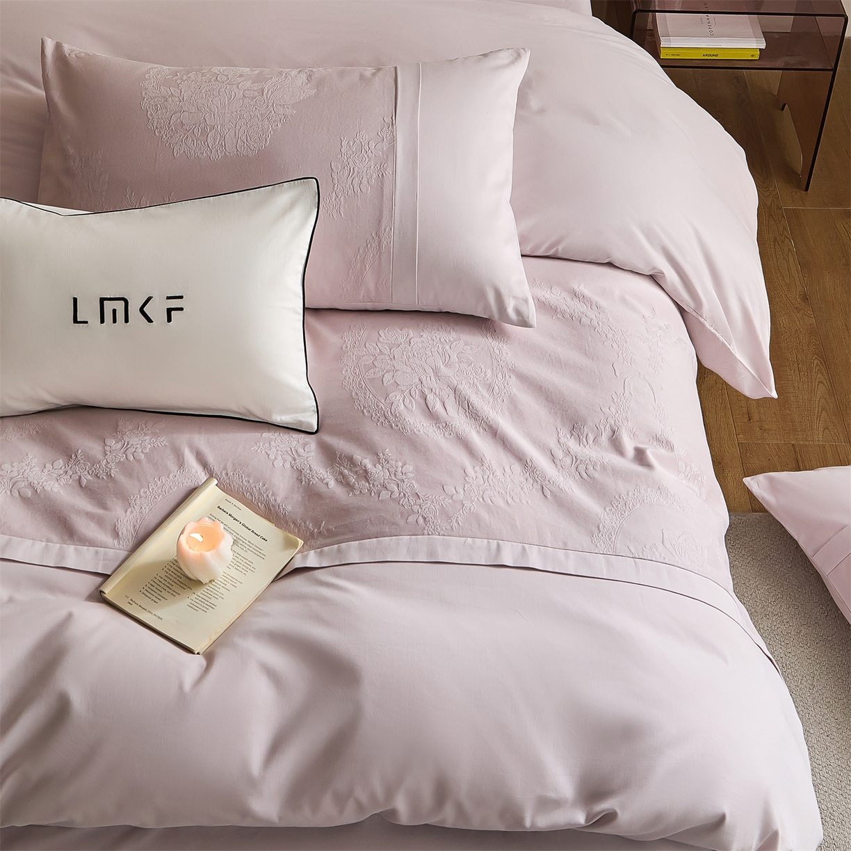 91家纺网 家纺一手货源 找家纺 蓝米卡夫 2025秋冬-A类全棉亮面提花50S*50S双股磨毛拼接款（礼盒包装）提供买家秀 法式浪漫-幻影紫