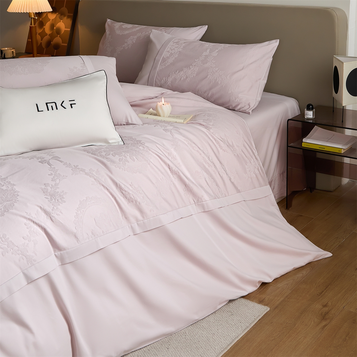 91家纺网 家纺一手货源 找家纺 蓝米卡夫 2025秋冬-A类全棉亮面提花50S*50S双股磨毛拼接款（礼盒包装）提供买家秀 法式浪漫-幻影紫