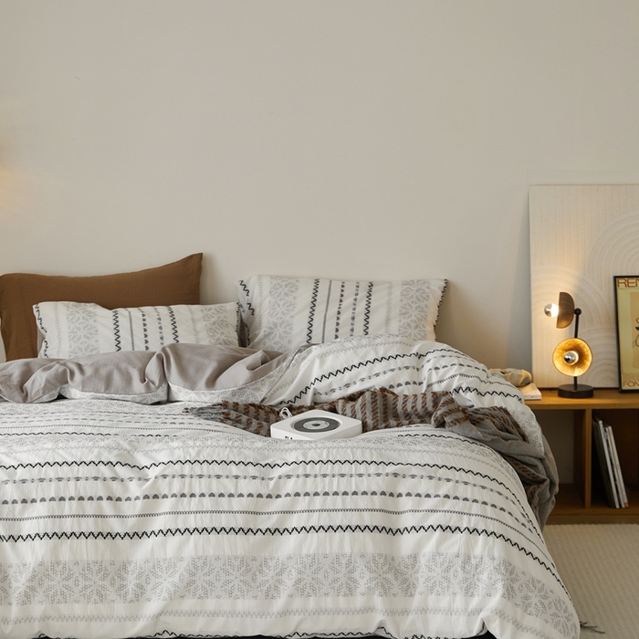 91家纺网 家纺一手货源 找家纺 山舍家居 2025新款全棉纯棉色织提花四件套-遇见费尔岛 遇见费尔岛-黑白配