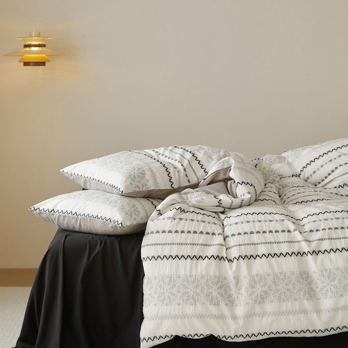 91家纺网 家纺一手货源 找家纺 山舍家居 2025新款全棉纯棉色织提花四件套-遇见费尔岛 遇见费尔岛-黑白配