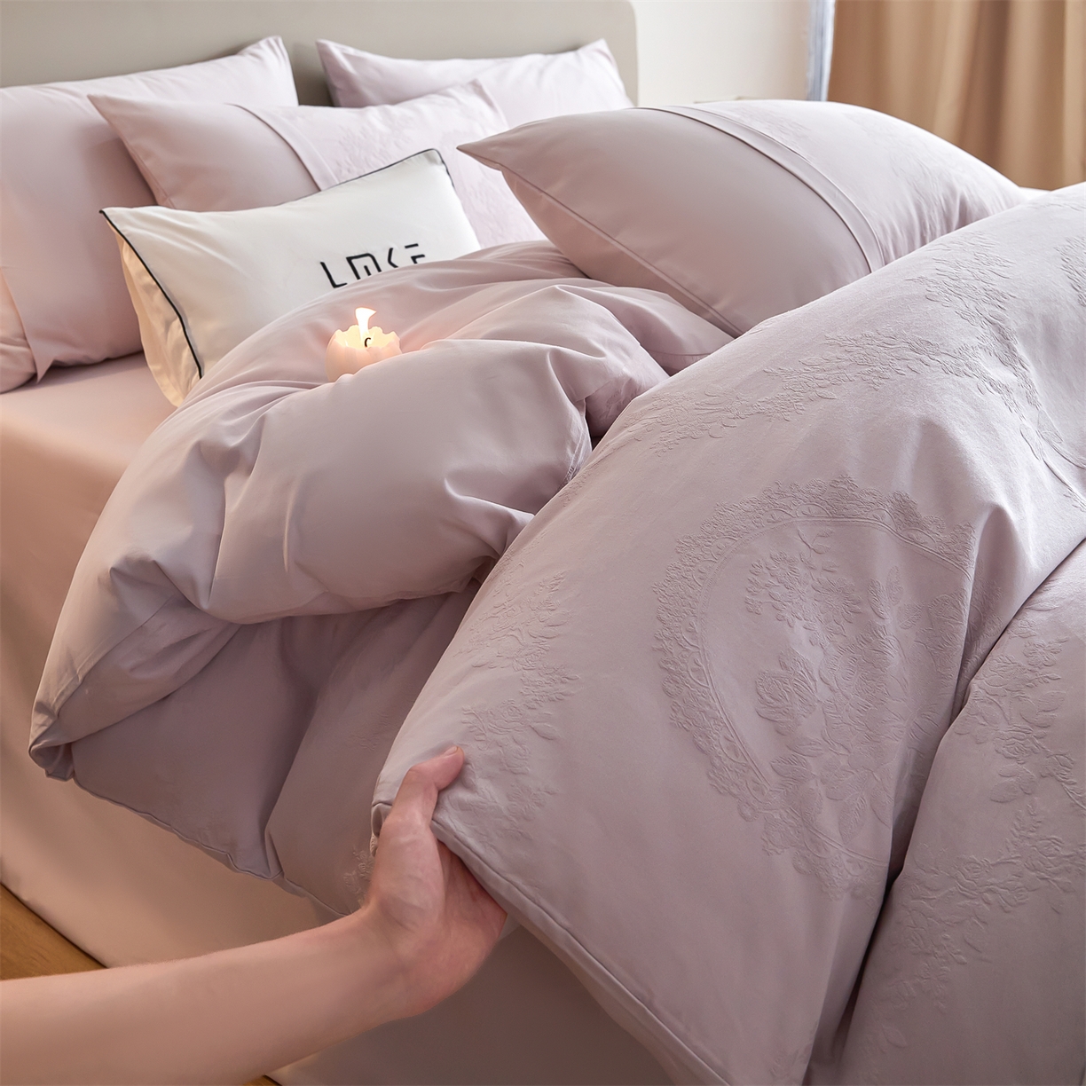 91家纺网 家纺一手货源 找家纺 蓝米卡夫 2025秋冬-A类全棉亮面提花50S*50S双股磨毛拼接款（礼盒包装）提供买家秀 法式浪漫-幻影紫